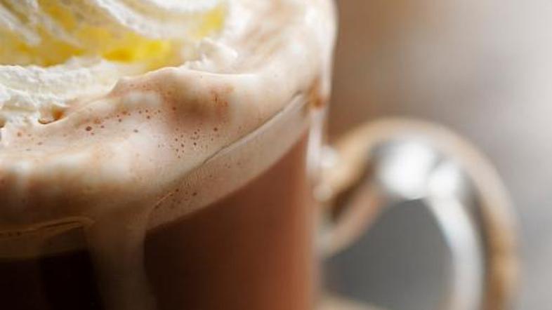 Pozimi nepogrešljiva vroča čokolada ...