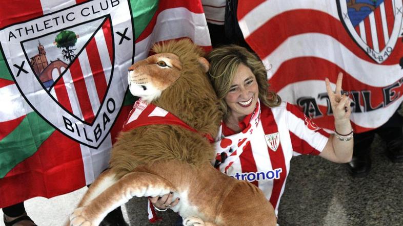 navijačica navijači lev Atletico Madrid Athletic Bilbao Evropska liga finale