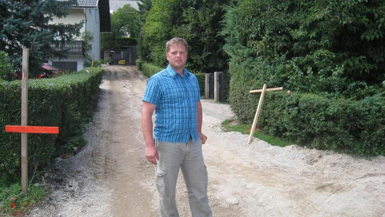 Gorjanski župan Peter Torkar na gradbišču v Spodnjih Gorjah, kjer gradijo komuna