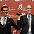 Režiser Samuel Maoz (desno) in in igralec Yoav Donat z nagrado za najboljši film