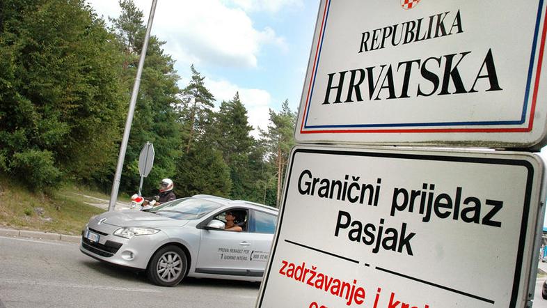 Ker je policist s Pasjaka poklical kolege na drugih prehodih, skupina mladih ni 