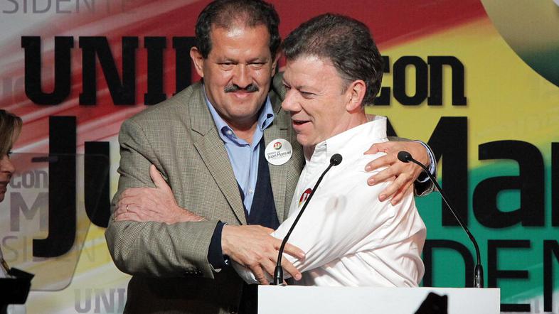 Angelino Garzon na levi ob praznovanju zmage na predsedniških volitvah, desno no