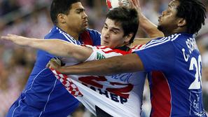 Hrvaška in Francija (na sliki) igrata ostro obrambo, zato Poljake in Dance čaka 