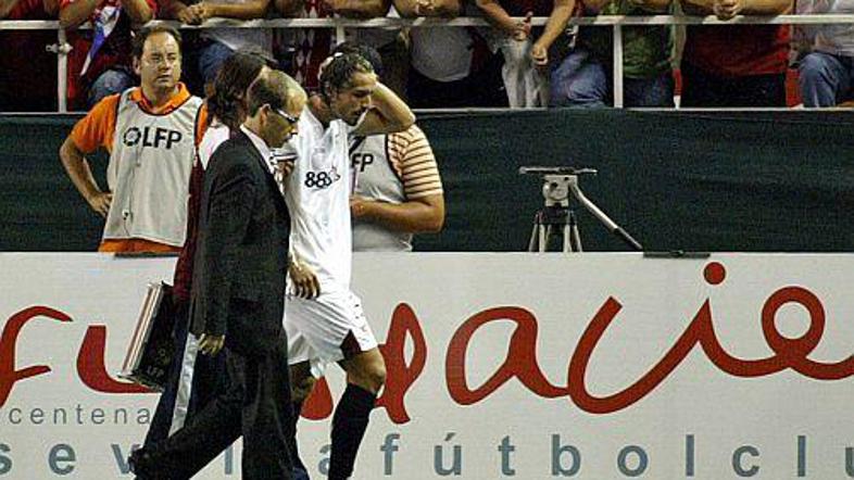 Nesrečni Antonio Puerta v bolnišnici diha ob pomoči aparatov.