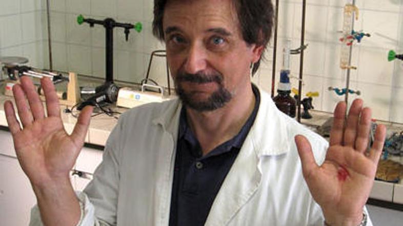 Luigi Garlaschelli s pobarvanimi dlanmi, s katerimi namiguje na naslednji projek