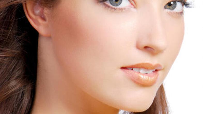 Ne pustite, da bi vaše ustnice razpokale. Dodatno nego jim zagotovite takoj, ko 