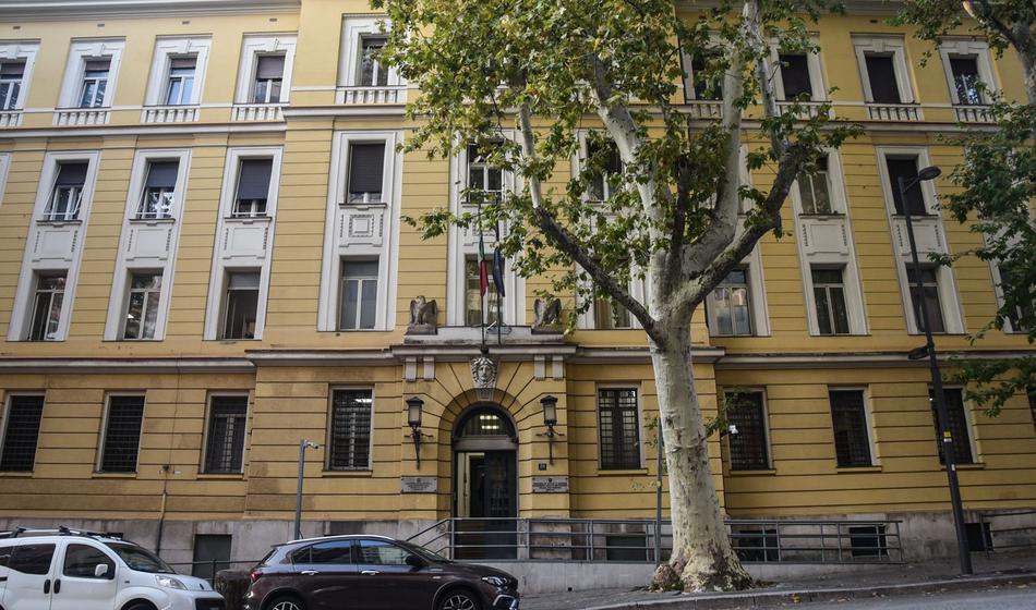 Pobeg iz zapora v Trstu: nevarnega zapornika iščejo tudi v Sloveniji