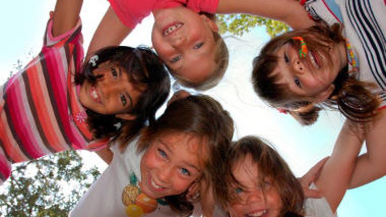 Deklice prinašajo v družino odprtost in povezanost, so prepričani britanski razi