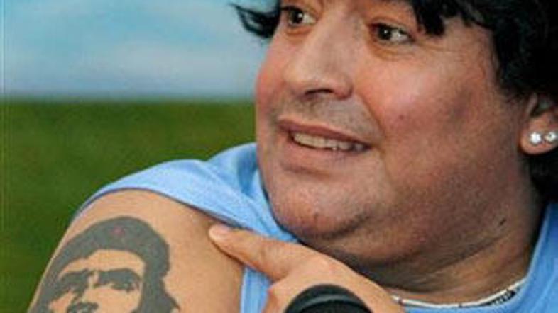 Maradona ima na desnem ramenu vtetoviranega Ernesta Che Guevaro.