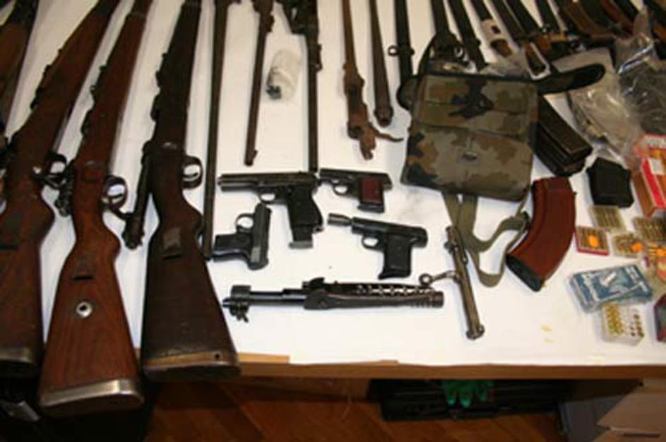 Moškemu iz okolice Krškega, pri katerem so našli veliko količino orožja, grozi d
