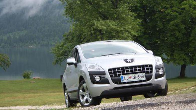 3008 je križanec med kombilimuzino, enoprostorcem in suvom, čeprav je terenskost