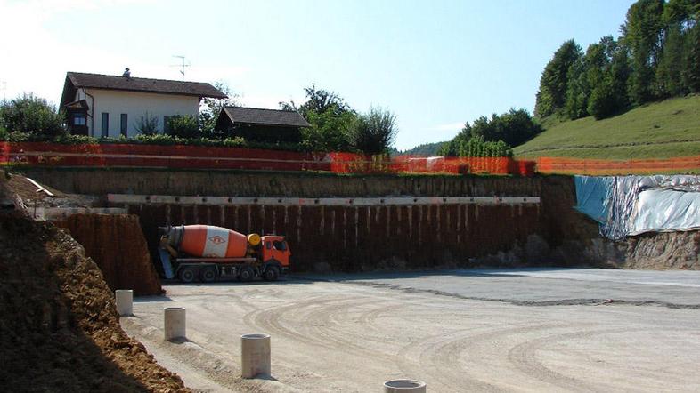 Da se zaradi gradnje dvorane šola in hiša ne bi začeli premikati, so morali zgra