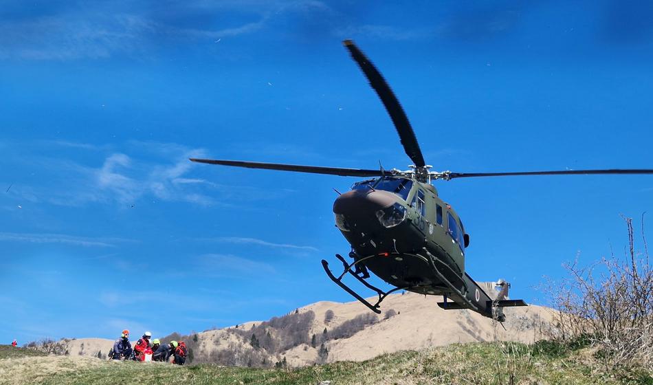 Močan sunek vetra je povzročil katastrofo: Na Tolminskem huje poškodovana tujca