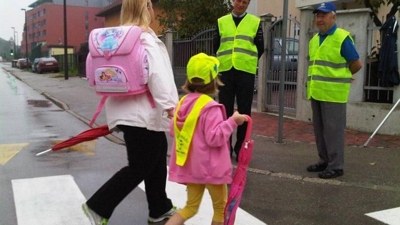  Pahor kot prostovoljec varuje prihod šolarjev v OŠ Vič, Ljubljana