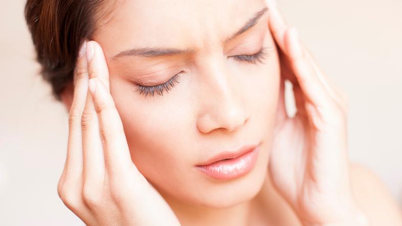 Ženska, glavobol, voda, slabo počutje