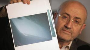 Pristojni libanonski minister Ghazi Aridi kaže fotografijo trupa letala pod vodo