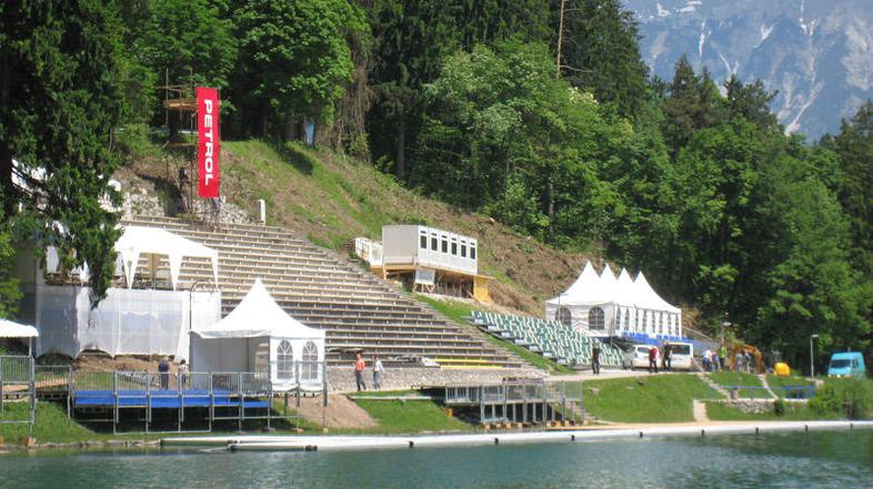 Izpred Vezenin in blejske osnovne šole avtobusi obiskovalce vozijo do Velike Zak