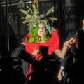 Lady Gaga si je na glavo nadela praznično ikebano.