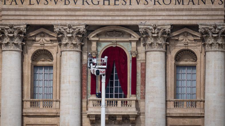 rdeče zavese na balkonu bazilike sv. Petra v Vatikanu