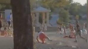 Makarska plaža sekira