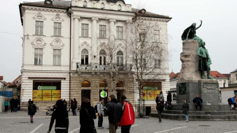 Lekarna v pritličju stavbe inštituta za varovanje zdravja (IVZ) bo predmet menja