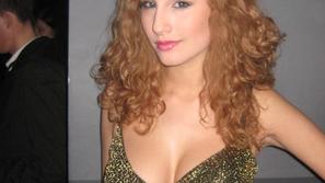 Anamarija si pušča dolge valovite lase.