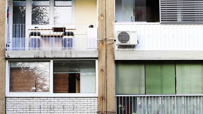 Slovenija 22.08.2013 zasteklen balkon, stanovanja, zasteklitev, blok, zgradba, s