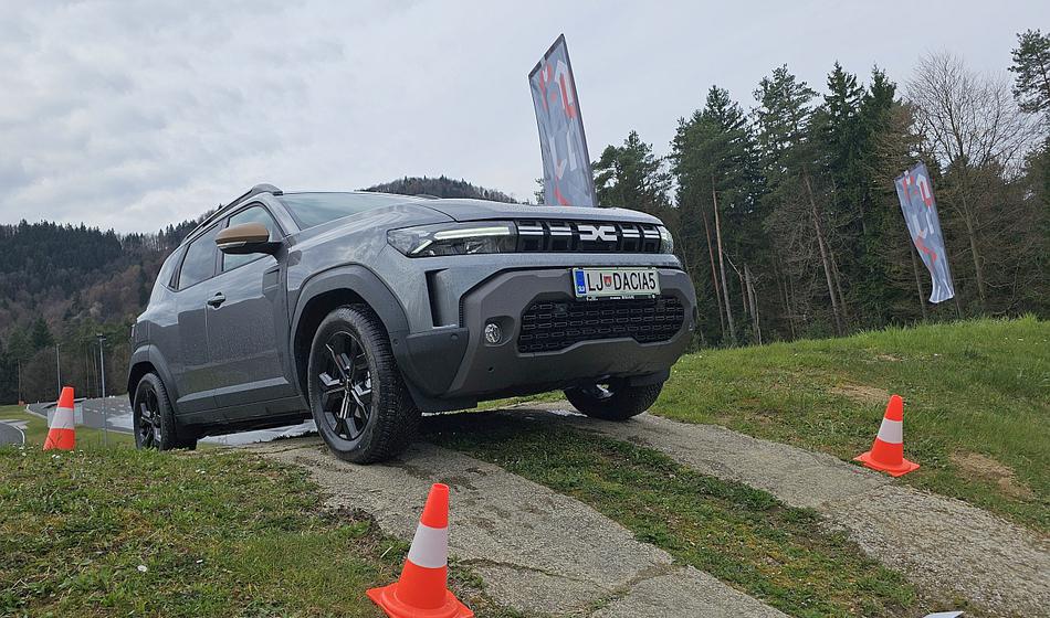 Ali veste, zakaj na električnem pogonu 4x4 ni treba rotirati gum?