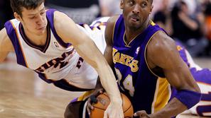 Goran Dragić ob dvoboju s Kobejem Bryantom v končnici lanske sezone NBA. (Foto: 