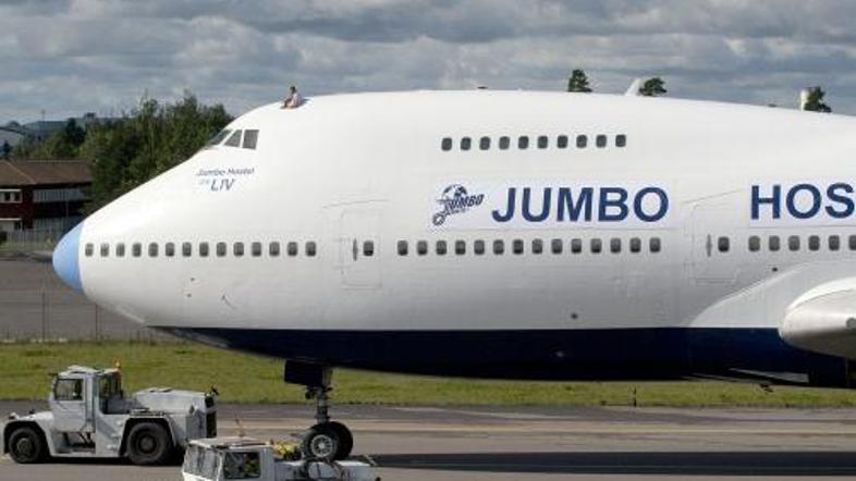 Odsluženi boeing 747 so v hostel spreminjali štiri mesece.