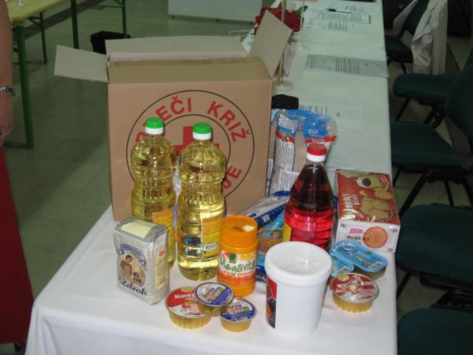 Rdeči križ Slovenije, paket, človekoljubna pomoč | Avtor: 