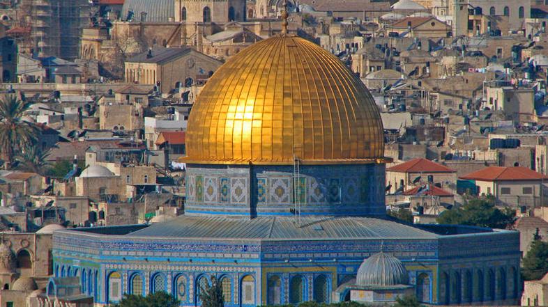 Na Tempeljskem griču pri mošeji Al Aksa v Jeruzalemu so izbruhnili spopadi med v