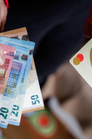 denar, bankovci, gotovina, bančna kartica