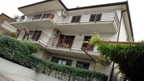 V tej hiši je bila najemnica tožilka Janja Hvala; s stanodajalcem sta policiji d