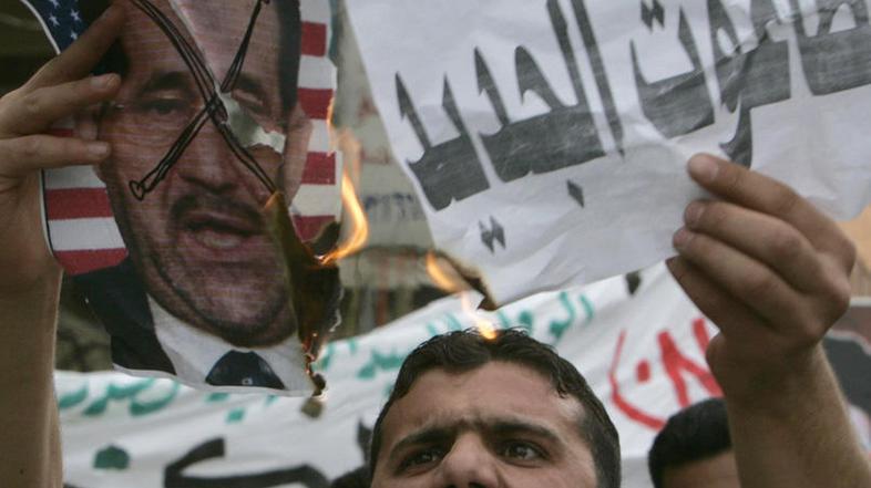 Podporniki klerika Moqtada al-Sadra v protestih pozivajo k odstopu premierja Mal