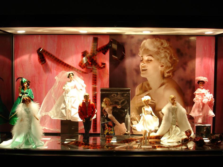 Razstava barbik in lego kock