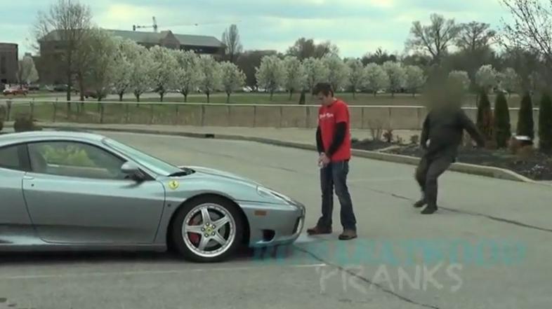 Šala s ferrarijem