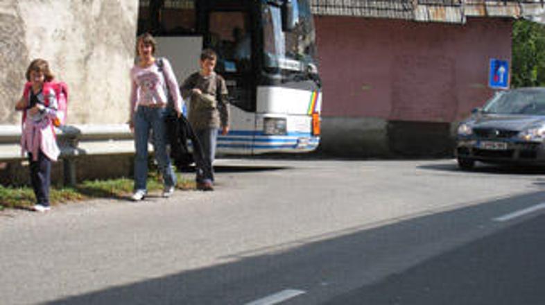 Vsakdanji prizor iz Podturna: šolarji, ki so pravkar izstopili iz avtobusa, se z