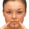 Stimulirajte akupunkturne točke ob robu ustnic, nad zgornjo ustnico, tik pod spo