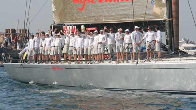 Od začetka regate je kazalo, da tokrat v jadra ne bodo zajeli dovolj vetra za zm