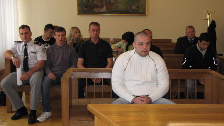 Na zatožni klopi: Leon Podlogar (v ospredju), Janez Schuller (drugi z leve) in B