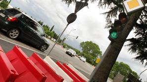 Jutri bo MOK križišče pri lekarni v Olmu spremenila v začasno krožišče. (Foto: B