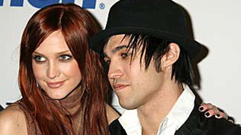 Srečni parček poleg poroke, ki bo maja v južni Kaliforniji, pričakuje tudi naraš