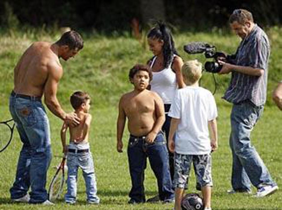 Otroci so se z maminim novim izbrancem zelo zabavali.