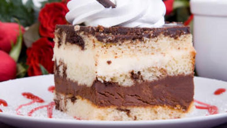 Okrasite jo z ostružki temne čokolade.