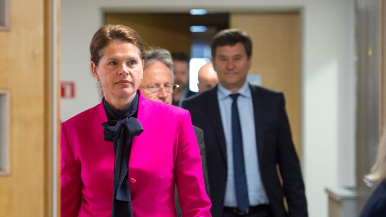 Podpis koncesijske pogodbe za drugi tir med vlado in družbo 2TDK. Generalni direktor 2TDK Dušan Zorko, ministrica za infrastrukturo Alenka Bratušek, direktor 2TDK Marko Brezigar.