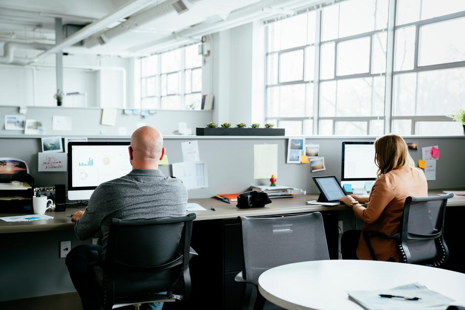 pisarna računalniki sodelavci | Avtor: Profimedia