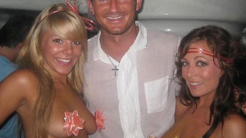 Lampard v družbi brhkih deklet