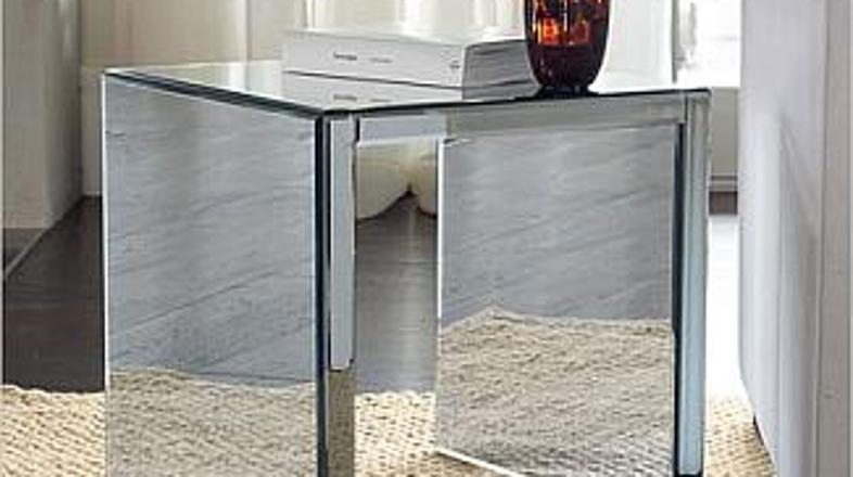 Zelo priljubljene so klubske mizice, oblečene v zrcalo.