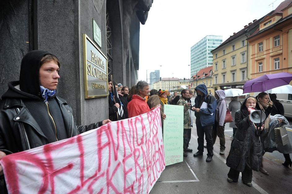 Protest proti finančnemu kapitalizmu pred Banko Slovenije..
